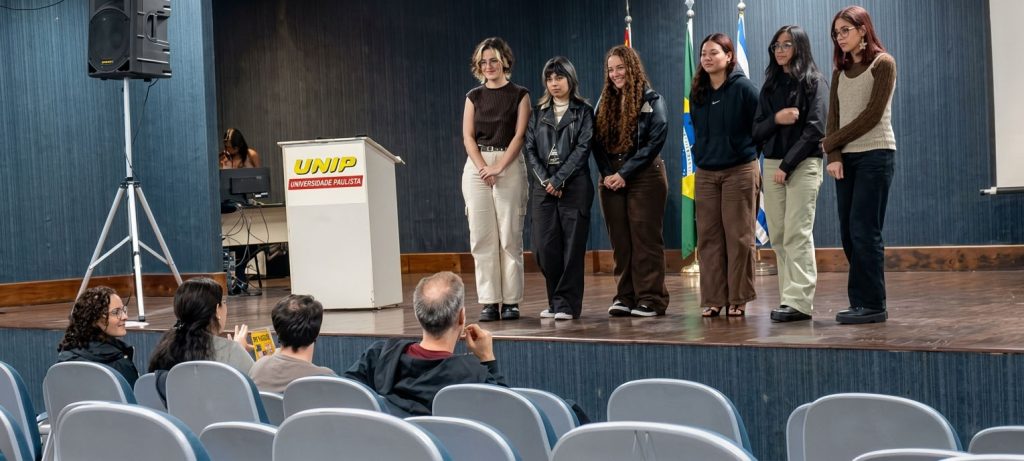Jovens em um palco