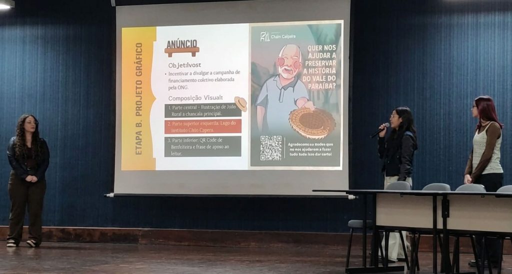 Moças jovens apresentando o projeto em um telão